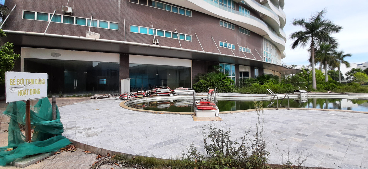 Khu vực bể bơi có thông báo dừng hoạt động, trông khá nhếch nhác, màu nước đen ngịt như nước thải cùng với đống sắt vụn để trước bể bơi trông rất mất mỹ quan.