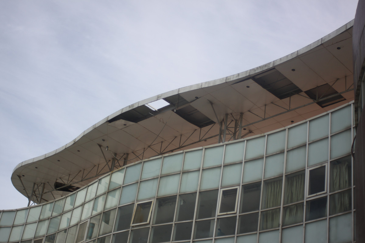 Phần mái lộ rõ việc xuống cấp, hư hỏng.