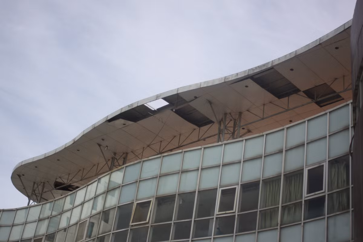 Phần mái lộ rõ việc xuống cấp, hư hỏng.