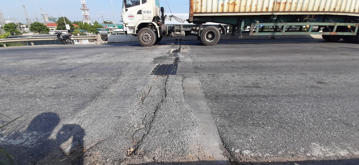 Mặt đường đoạn cầu vượt Lê Lai (đoạn vượt QL 47) bong tróc, nứt khe co giãn, mặt đường lún sâu khiến phương tiện đi qua đây luôn phải dè chừng, điều khiển xe đi chậm lại.