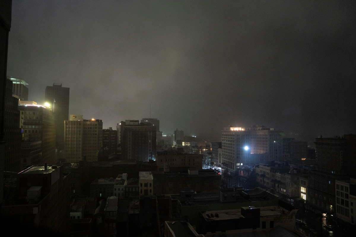 Toàn bộ vùng đô thị New Orleans, thành phố lớn nhất của Louisiana, mất điện vào tối 29/8, sau khi 8 đường dây điện tại đây bị hư hỏng do ảnh hưởng của bão Ida, Reuters dẫn lời một công ty điện lực. Gần như cả New Orleans chìm trong bóng tối ngày 29/8, trừ những nơi có máy phát điện. Ảnh: Washington Post.