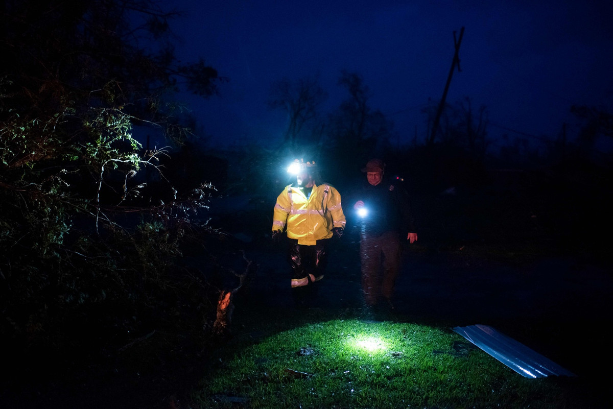 Mất điện khiến bóng tối bao phủ một vùng thành phố New Orleans. Chỉ một số tòa nhà vẫn còn sáng đèn. Ảnh: AP.