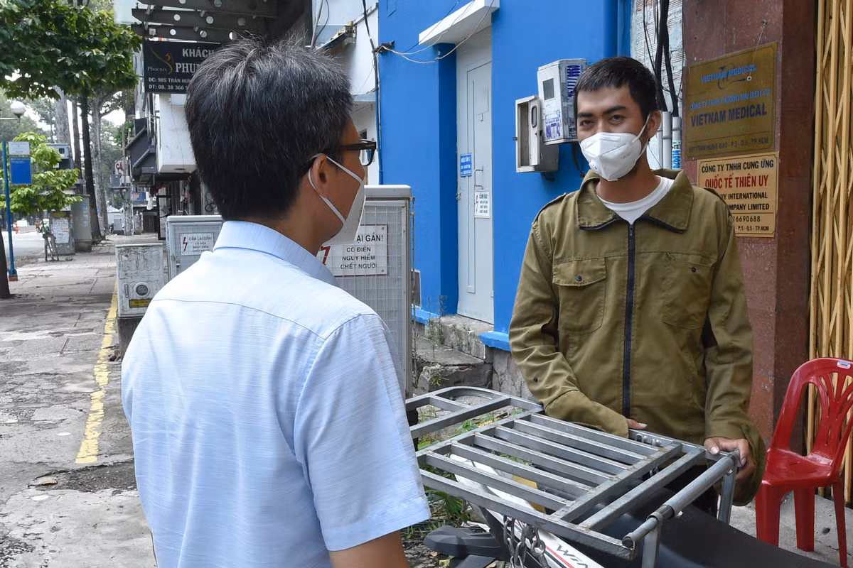 Pho Thu tuong Vu Duc Dam gap go, dong vien shipper, nguoi dan TP.HCM-Hinh-6