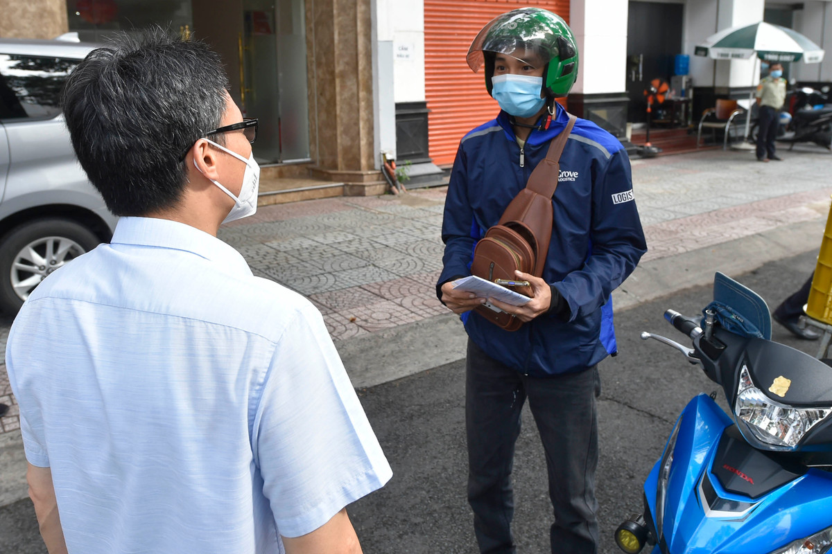 Pho Thu tuong Vu Duc Dam gap go, dong vien shipper, nguoi dan TP.HCM-Hinh-2