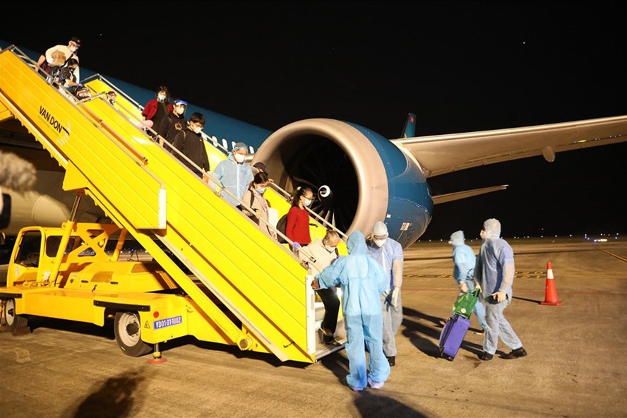 Các công dân về qua Cảng hàng không Quốc tế Vân Đồn được tổ chức tiếp đón, cách ly y tế. (Ảnh M.H)