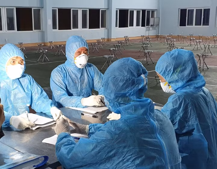 Quảng Ninh liên tục đón các đoàn công dân từ nước ngoài về nước cách ly tại tỉnh. Sân bay Vân Đồn hiện chỉ đón các chuyến bay giải cứu, chuyến bay thương mại hoặc chuyến bay chuyên gia.