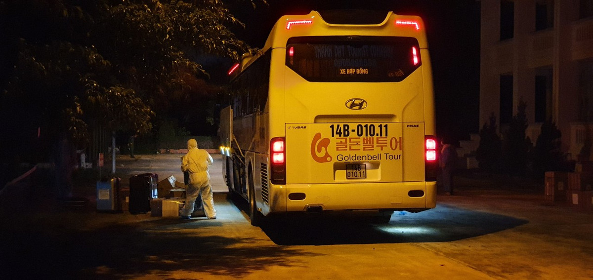 Chuyến xe đầu tiên gần 22h ngày 3/8 đã đưa các công dân đầu tiên về cách ly tại Trung đoàn 244.
