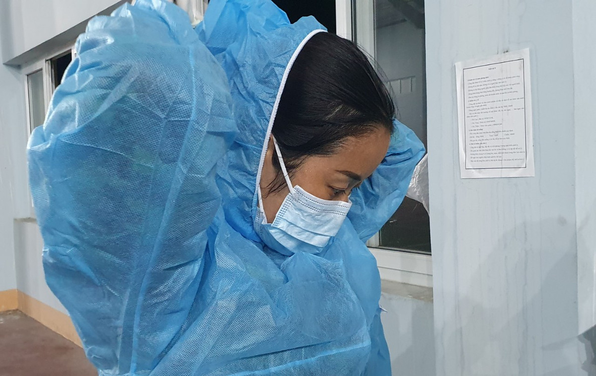 Các y bác sĩ phải làm việc ngay trong đêm để đảm bảo an toàn phòng chống dịch.
