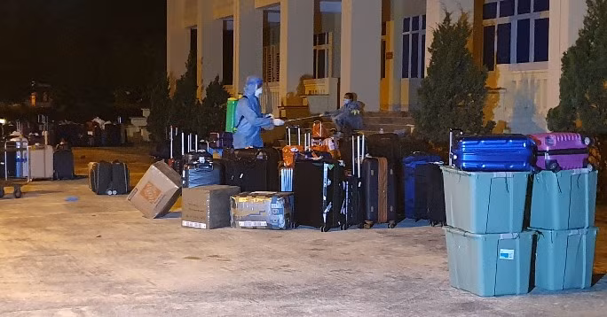 Quang Ninh: Trang dem xet nghiem cho nguoi ve tu Singapore, Han Quoc-Hinh-5