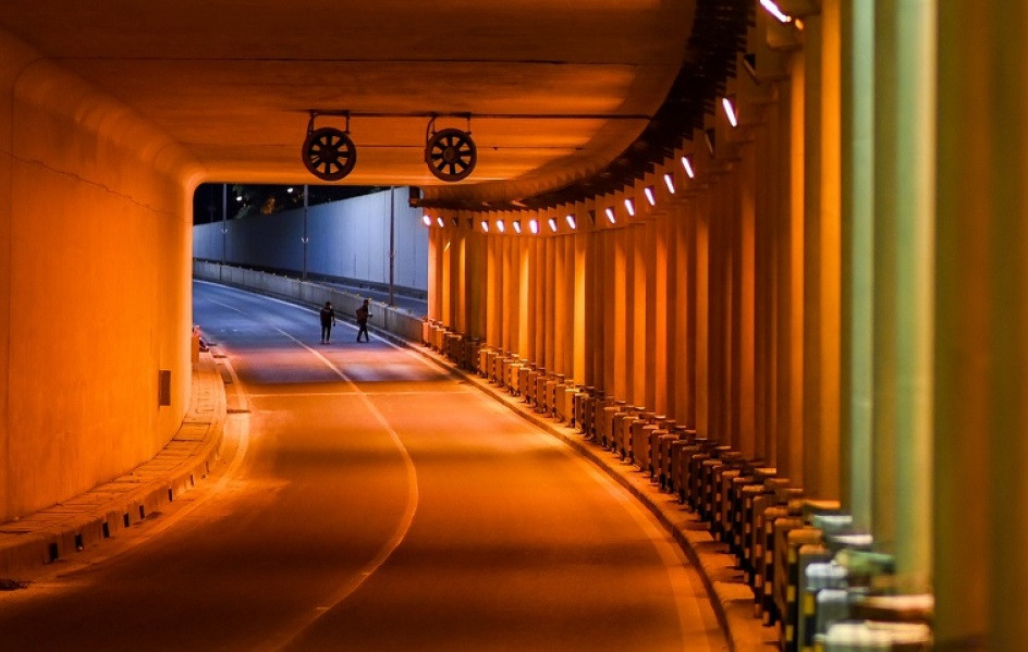 Hầm đường bộ Kim Liên thuộc tuyến đường Vành đai 1 được đưa vào khai thác từ năm 2009. Đây là hầm chui cơ giới đầu tiên tại Hà Nội. Công trình có chiều dài 644 m, rộng 18,5 m, chiều cao trong hầm 6,25 m. Ảnh: (Congluan.vn)