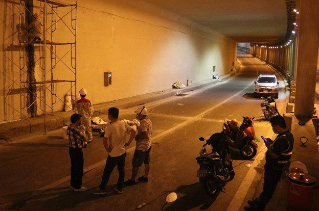 Trong thời gian giãn cách xã hội, đơn vị thi công gấp rút hoàn thành sửa chữa hầm Kim Liên. Sở GTVT Hà Nội thông tin, việc cấm phương tiện lưu thông qua hầm Kim Liên được thực hiện theo 2 giai đoạn. (Ảnh: Tiền Phong)