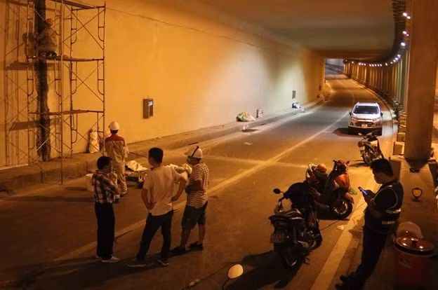 Trong thời gian giãn cách xã hội, đơn vị thi công gấp rút hoàn thành sửa chữa hầm Kim Liên. Sở GTVT Hà Nội thông tin, việc cấm phương tiện lưu thông qua hầm Kim Liên được thực hiện theo 2 giai đoạn. (Ảnh: Tiền Phong)