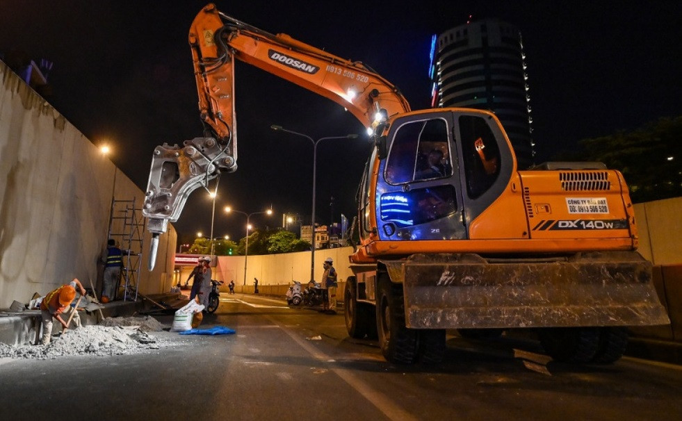 Công nhân làm việc vào buổi tối, bắt đầu từ 22h và kết thúc vào lúc 5h sáng ngày hôm sau. Có khoảng 20 công nhân tham gia việc sửa chữa tại hầm Kim Liên, và chia thành nhiều tổ nhỏ để đảm bảo phòng chống dịch. (Ảnh: Tiền Phong)