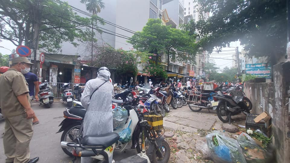 Công tác phòng, chống dịch phải được thực hiện kịp thời, hiệu quả, thực chất và phù hợp với điều kiện thực tế của từng khu vực. (Ảnh: Chợ phố Dịch Vọng ngày 6/8)