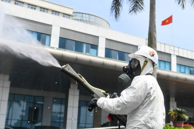 Chính quyền chủ động quyết định các biện pháp cao hơn để ngăn chặn dịch bệnh lây lan, khống chế dịch trong thời gian ngắn nhất. (Ảnh: QĐND)