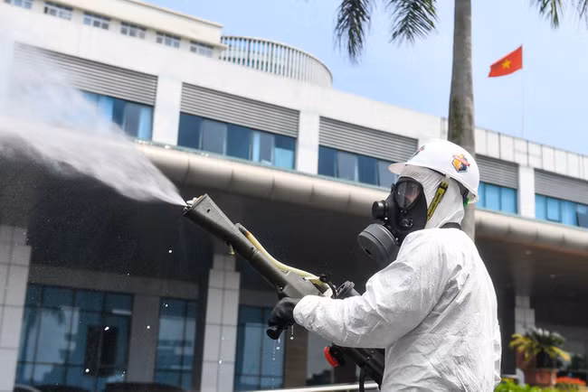 Chính quyền chủ động quyết định các biện pháp cao hơn để ngăn chặn dịch bệnh lây lan, khống chế dịch trong thời gian ngắn nhất. (Ảnh: QĐND)