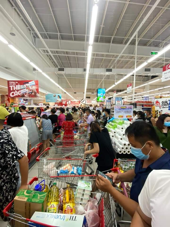 Các cơ sở được phép hoạt động kinh doanh dịch vụ, hàng hóa thiết yếu phải đáp ứng điều kiện phòng chống dịch theo quy định và chủ cơ sở phải chịu trách nhiệm đảm bảo an toàn cho người lao động và cộng đồng; yêu cầu kiểm soát toàn bộ người đến mua hàng/sử dụng dịch vụ và khai báo y tế bằng mã QRCode.