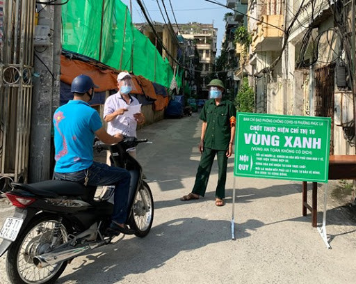 Người dân tham gia lập các chốt tự quản, các chốt bảo vệ "vùng xanh an toàn", chủ động phòng ngừa.