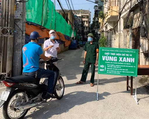 Người dân tham gia lập các chốt tự quản, các chốt bảo vệ "vùng xanh an toàn", chủ động phòng ngừa.