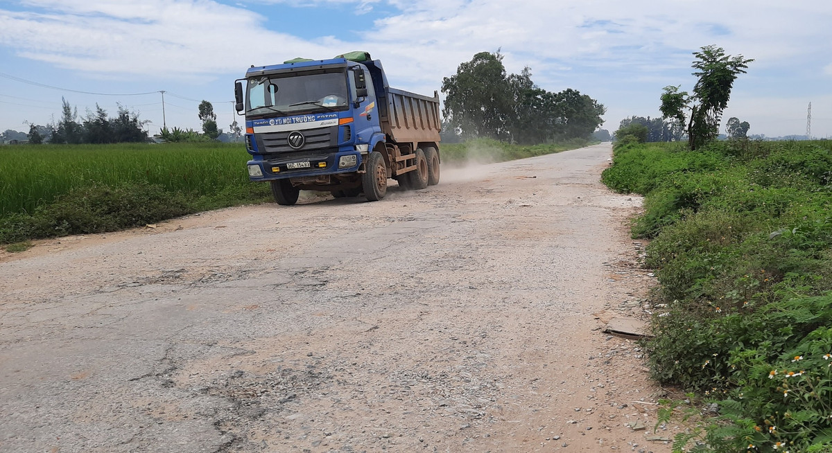 Những chiếc xe tải hằng ngày qua lại khiến con đường xuống cấp nghiêm trọng. Dọc tuyến đường xuất hiện nhiều sống trâu, ổ voi tiềm ẩn nguy hiểm cho người đi đường.