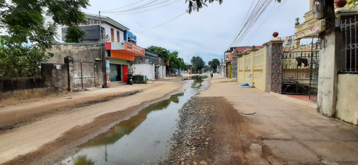 Dọc tuyến đường 4C thuộc huyện Quảng Xương có rất nhiều hố nước tù đọng.