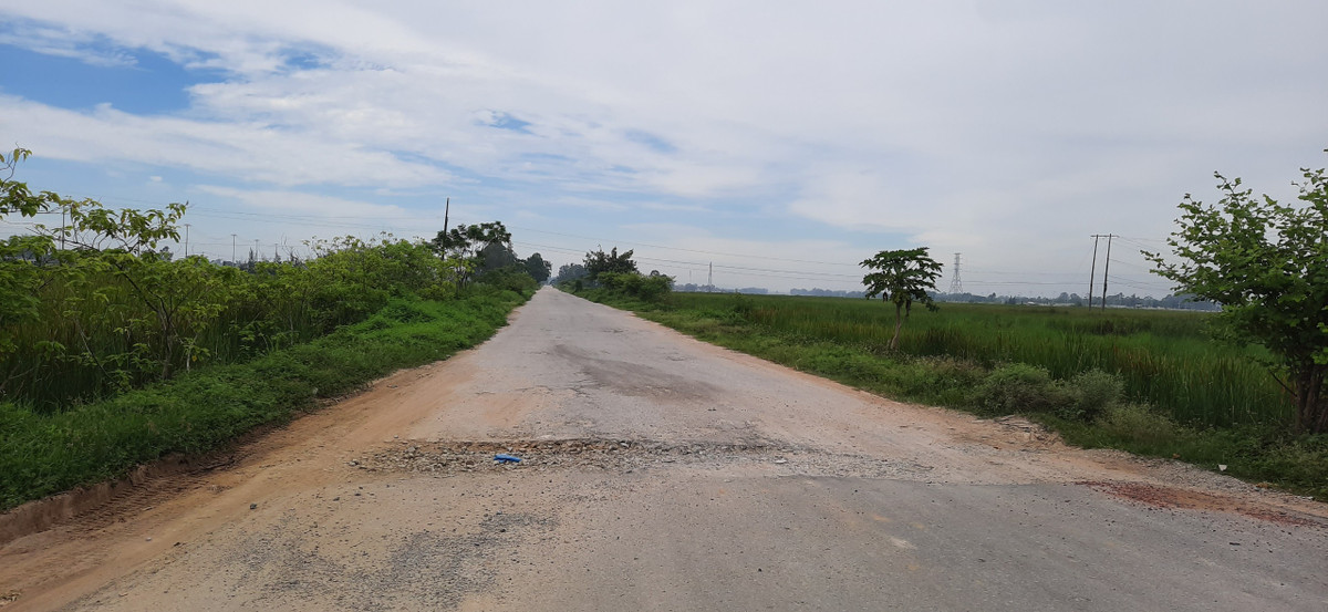 Ngay đoạn đường từ Quốc lộ 47 đi vào đã xuất hiện ổ voi sâu hơn 1 gang tay, cắt ngang mặt đường.