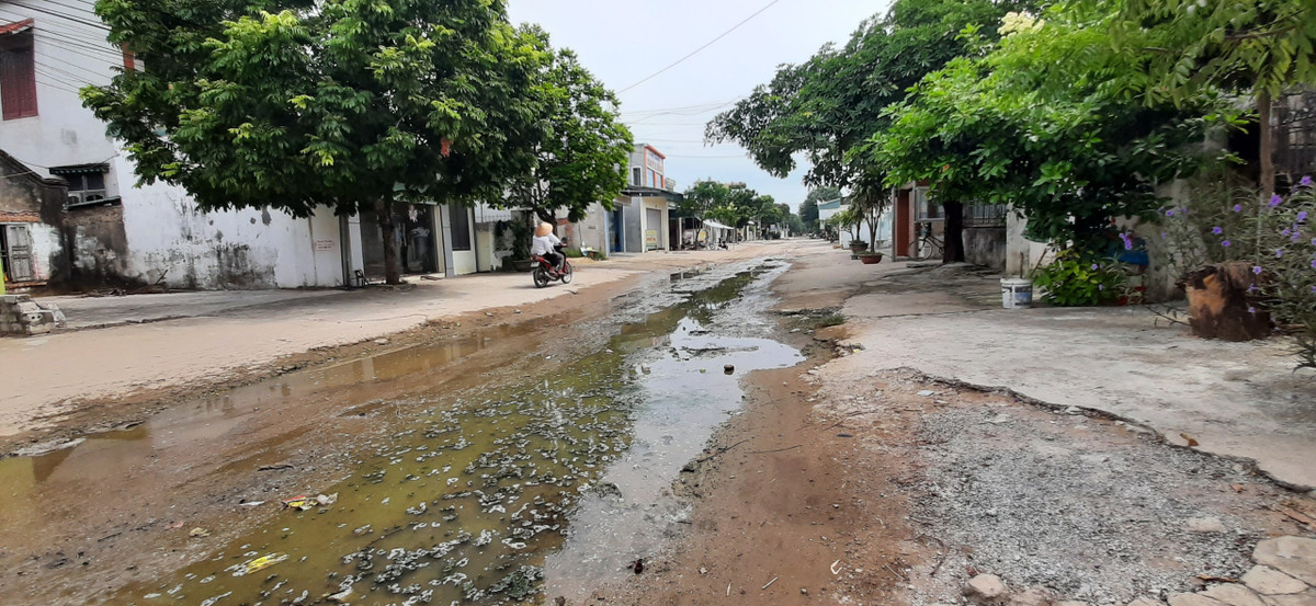 Thiếu hệ thống thoát nước khiến nhiều đoạn đường ứ đọng thành vũng dài.