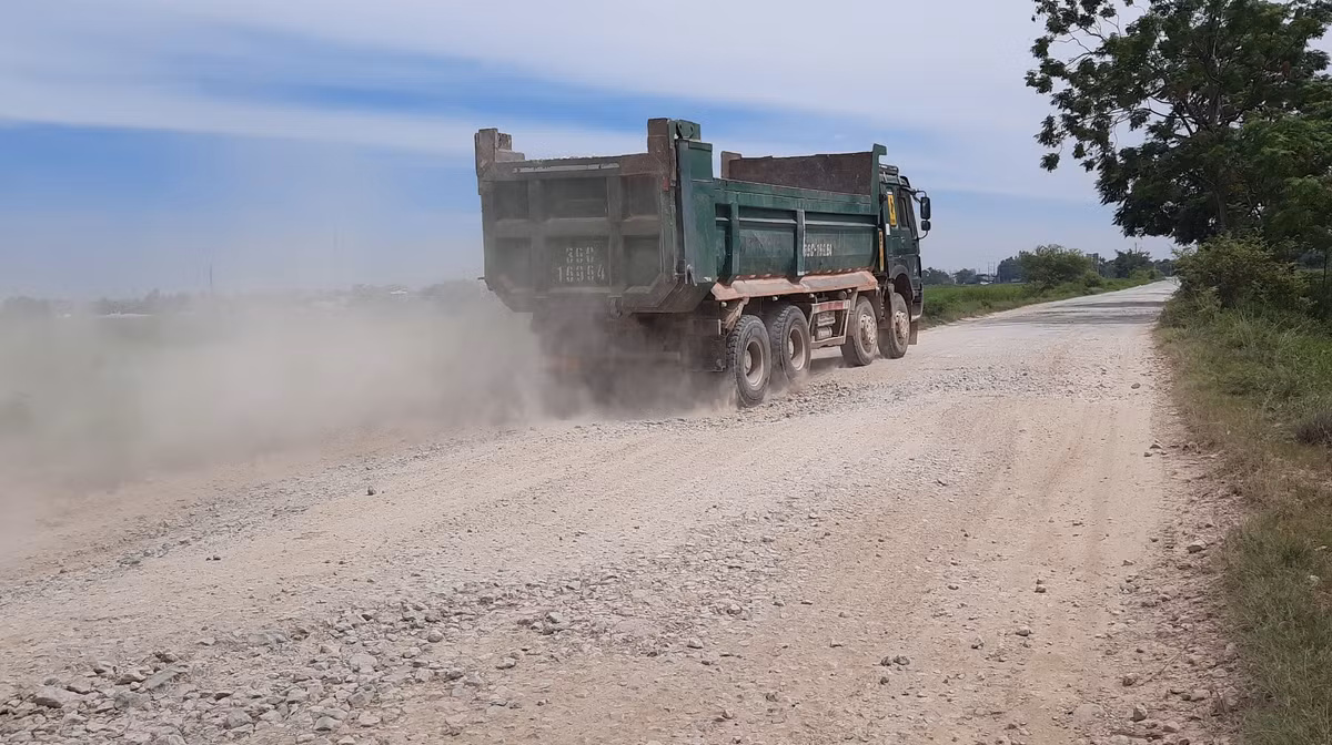 Xe tải chở đất, đá hằng ngày phục vụ công trình xung quanh đang cày nát đường 4C.