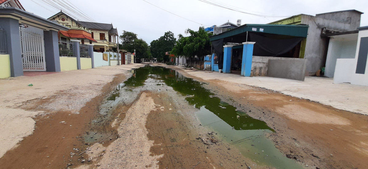 Đoạn đường 4C đi qua xã Quảng Hùng (Quãng Xương) nước ùn ứ tạo thành vũng lầy bẩn thỉu.