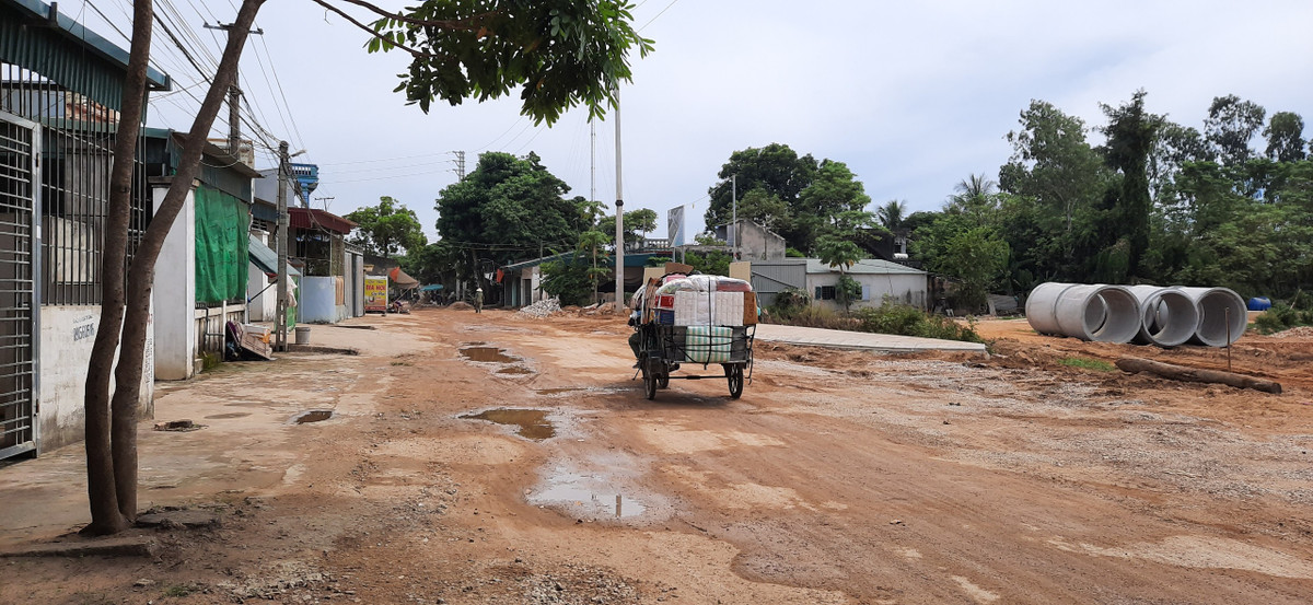 Người dân cho biết, mỗi khi trời mưa thì những đoạn đường thế này rất hay trơn trượt, tai nạn.