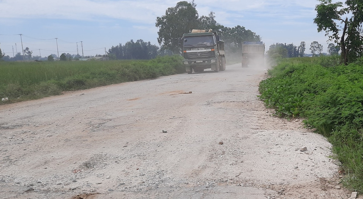 Trời nắng thì tuyến đường bụi mù, trời mưa thì lầy lội.