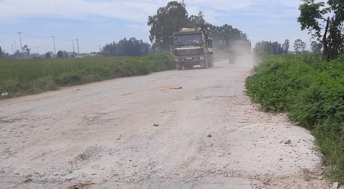 Trời nắng thì tuyến đường bụi mù, trời mưa thì lầy lội.