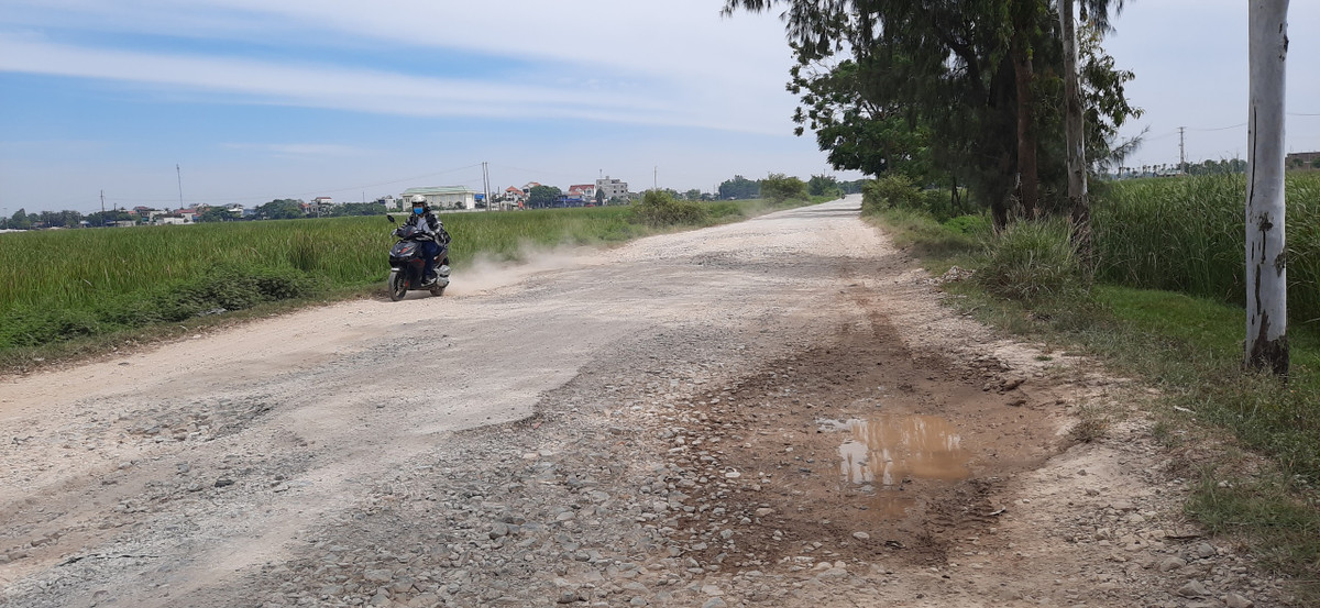 Nhiều đoạn đường phần mặt thảm nhựa gần như hư hỏng toàn bộ.