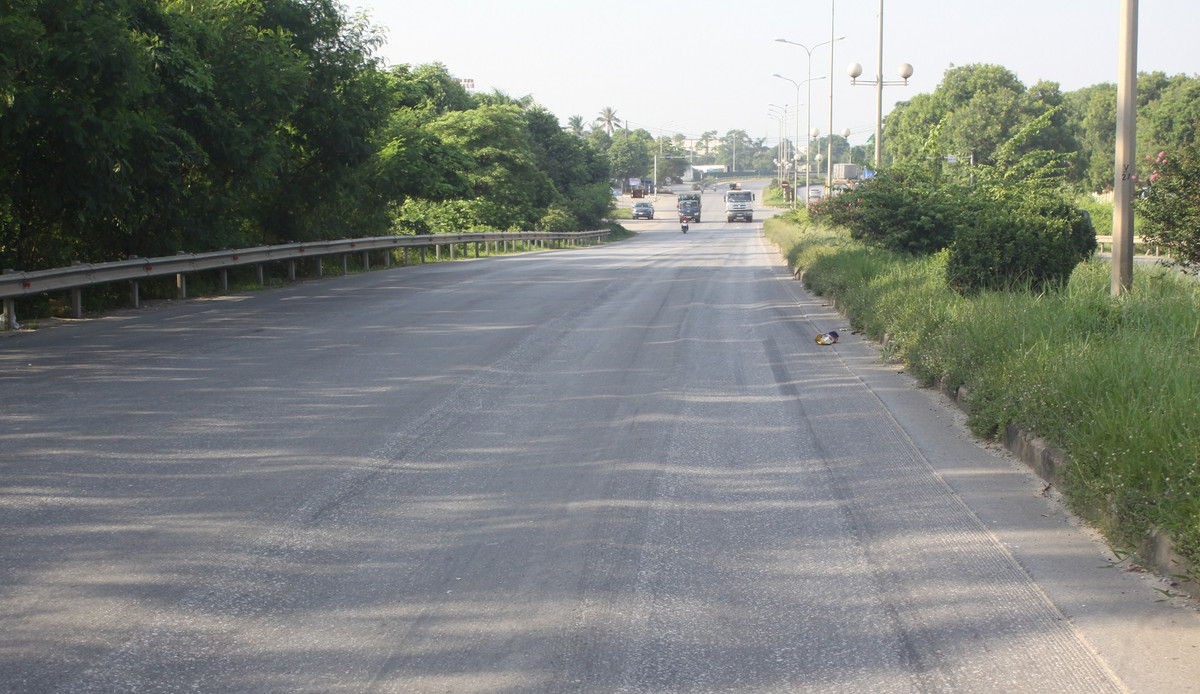 Do đường xuống cấp trầm trọng nên người điều khiển phương tiện qua đây phải đi chậm. Đường thiết kế cho xe chạy 90km/h nhưng các phương tiện chỉ chạy khoảng 30 - 40km/h vì mặt đường rất xấu, chạy nhanh dễ mất lái, gây tai nạn.