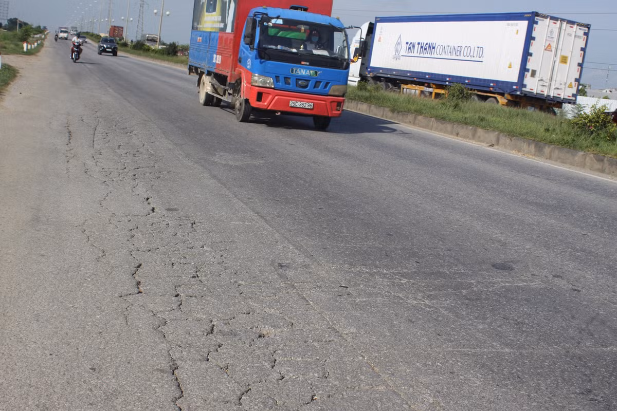 Cách vài mét lại xuất hiện đoạn đường xuống cấp, sụt lún, mặt đường bong tróc dài đến hơn chục mét trông mất mỹ quan đô thị và gây nguy hiểm cho người xung quanh. (Trong ảnh. Đoạn đường nham nhở, bong tróc qua địa bàn phường Quảng Thành)