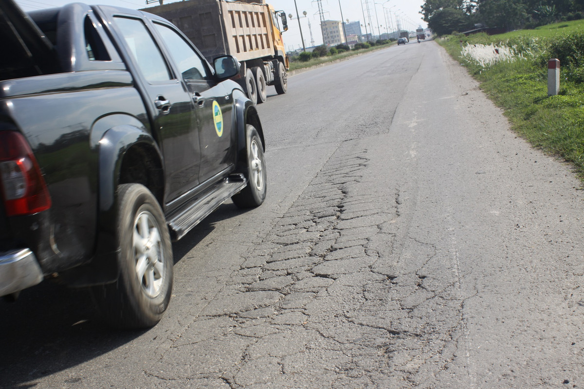 Rất nhiều đoạn, lớp nhựa bị nứt vỡ, sụt lún, nhựa đường bị bong tróc dùng tay cũng có thể bốc lên.