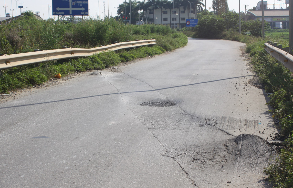 Tại khu vực đường dẫn ra Quốc lộ 47, xuất hiện ổ voi, sống trâu án ngữ toàn bộ mặt đường rất nguy hiểm. Đặc biệt, đoạn đường này hẹp, trời tối nếu tài xế không quan sát rất dễ xảy ra tai nạn.