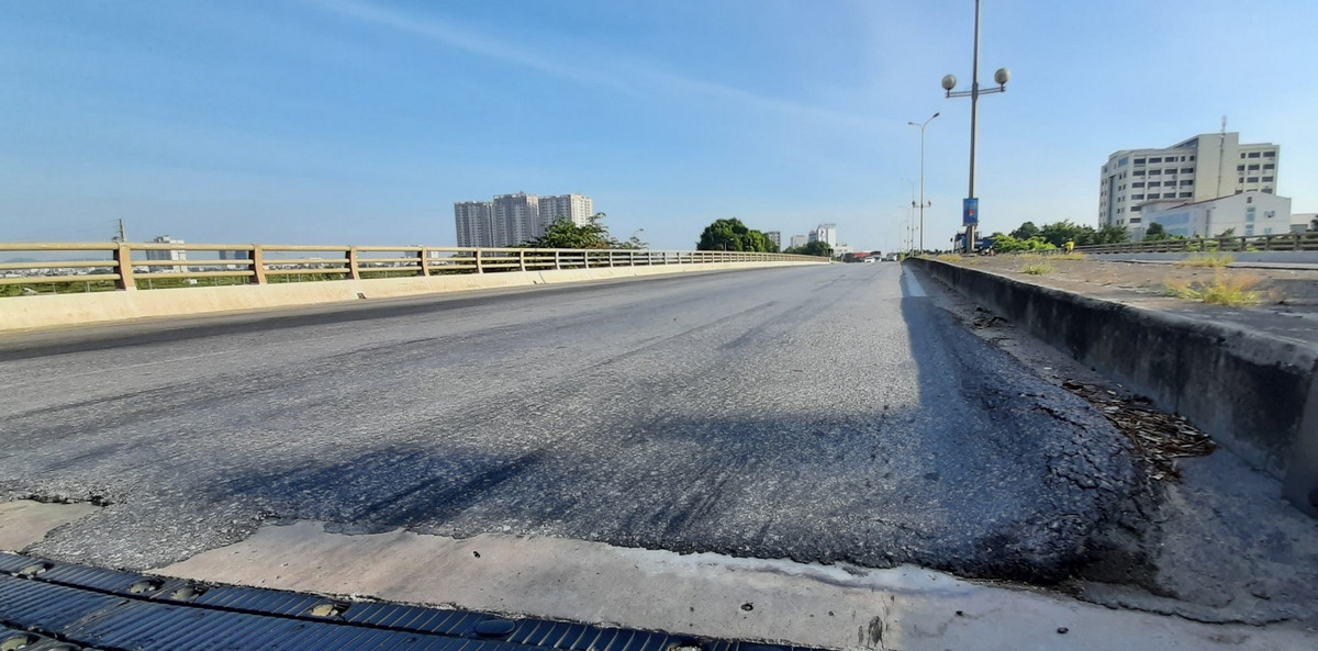 Hai bên mặt đường cầu vượt Đông Hải hiện tượng sụt lún thành từng rãnh lớn, khe cầu, nhựa đường bị bong tróc thành từng hố lớn gây nguy hiểm cho người đi đường.