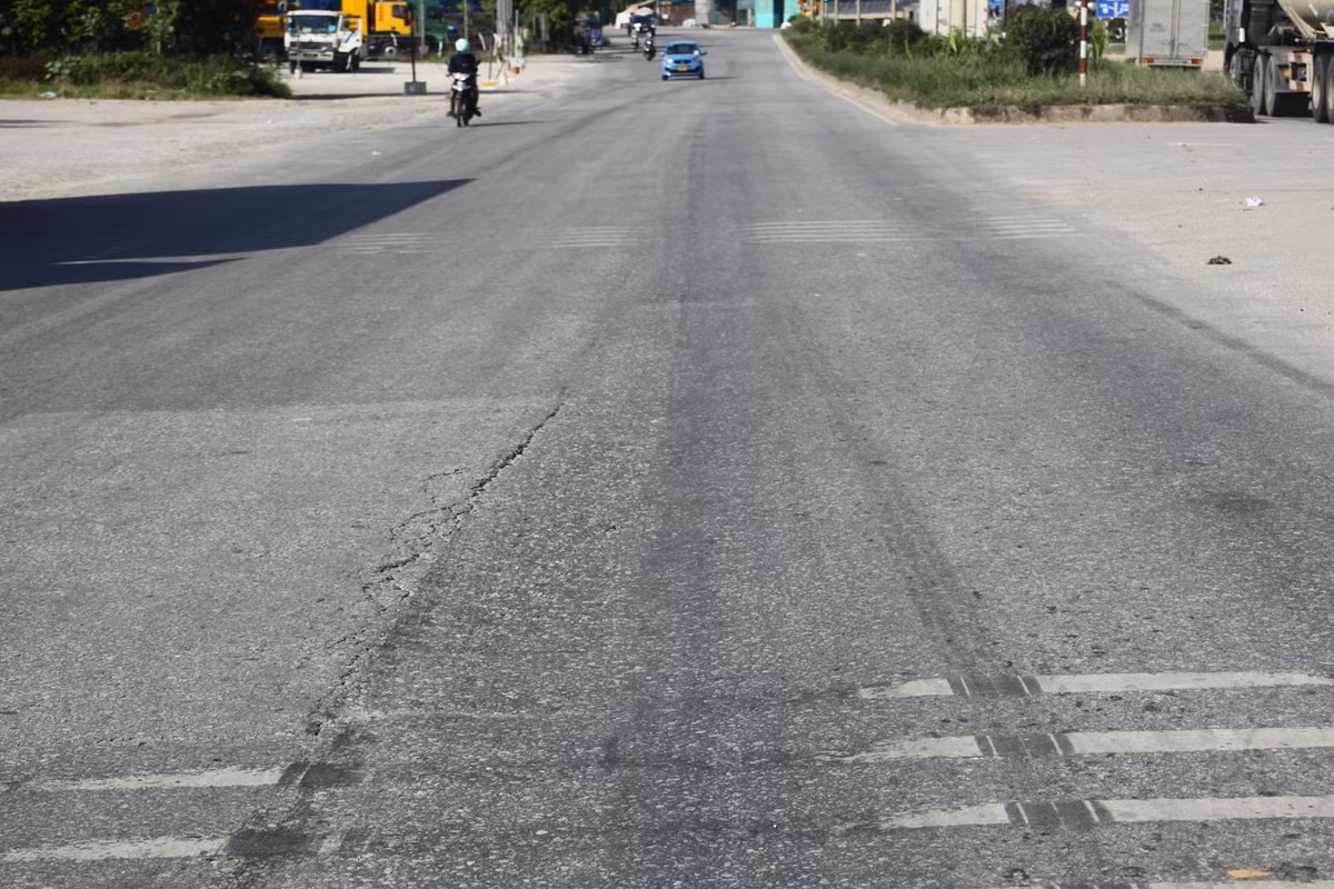 Trong ảnh: Đoạn cầu Quán Nam mặt đường sụt lún thành những "luống khoai" song song án ngữ giữa đường rất nguy hiểm.