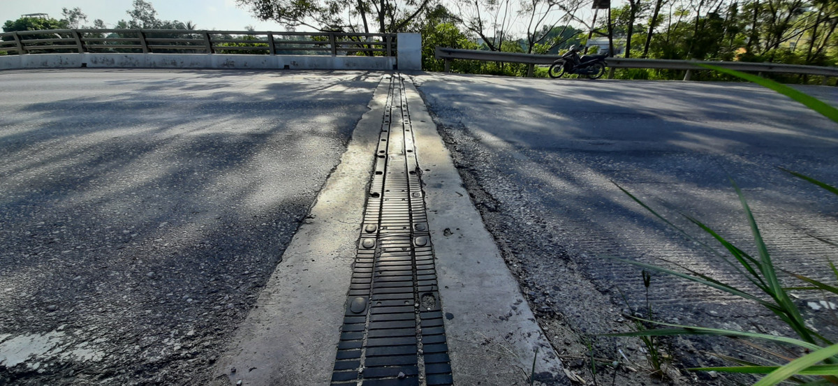 Lớp nhựa bong tróc, không còn độ dính và xuất hiện các vết nứt trên cầu vượt Đông Hải.