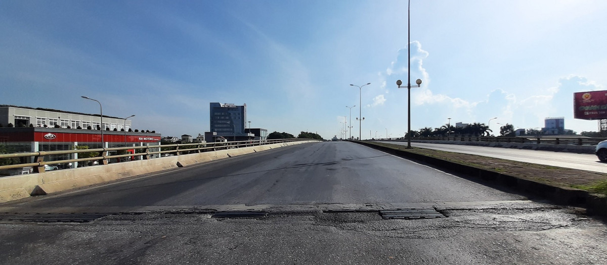 Ghi nhận tại hiện trường sáng 21/8 cho thấy, đoạn từ vòng xuyến BigC đến QL1 (phường Quảng Thịnh) mặt đường xuất hiện hàng trăm ổ voi, vết hằn bánh xe có đoạn lún sâu đến 10cm.