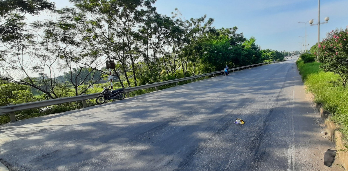 Thời gian gần đây, người dân tham gia giao thông và sinh sống trên quốc lộ 1A, đoạn tránh TP Thanh Hoá lo lắng về việc con đường xuống cấp nghiêm trọng, tiềm ẩn nguy cơ tai nạn. (Trong ảnh: Đoạn qua cầu vượt Đông Hải ở giữa đường xuất hiện vết nứt, lún sâu thành hai rãnh gây nguy hiểm cho người đi đường)