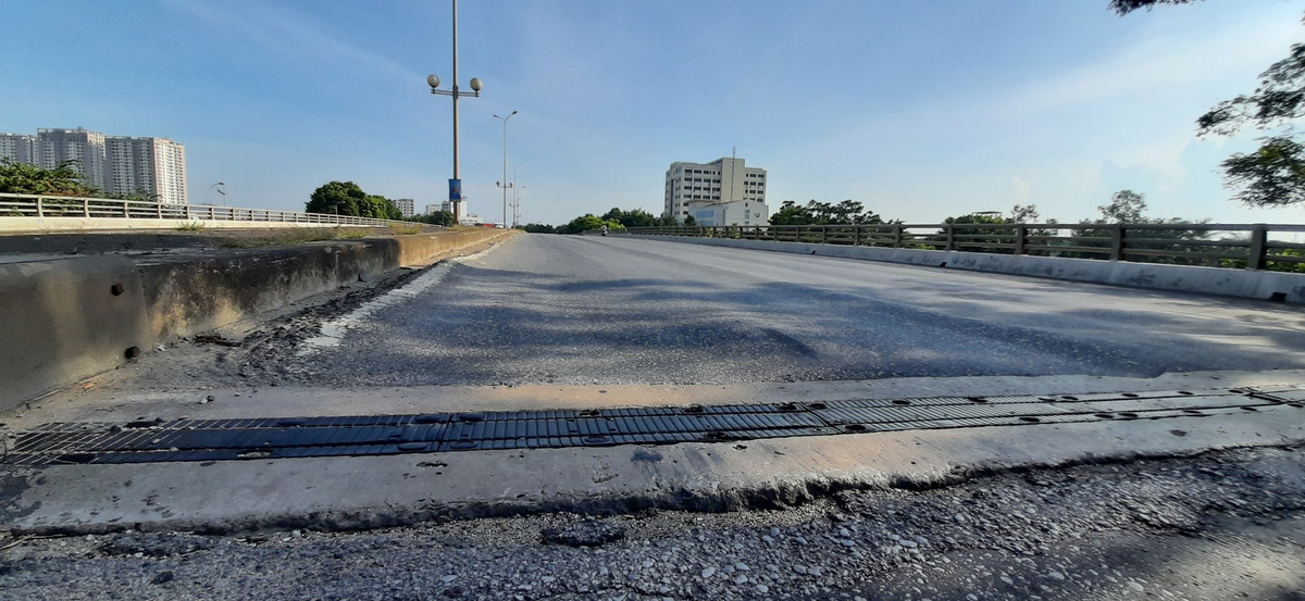 Mặt đường bị xe tải, container cày xới lún sâu, lớp nhựa trên mặt đường bong tróc.