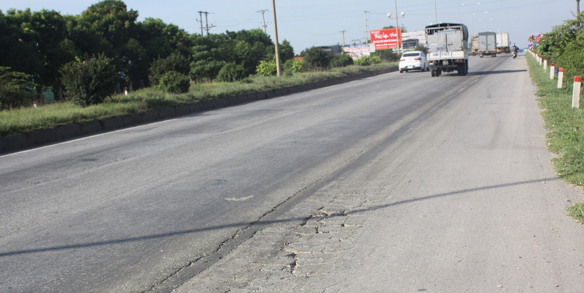 Trên toàn tuyến xuất hiện nhiều đoạn mặt đường gồ ghề, sụt lún gây khó khăn cho người tham giao thông.