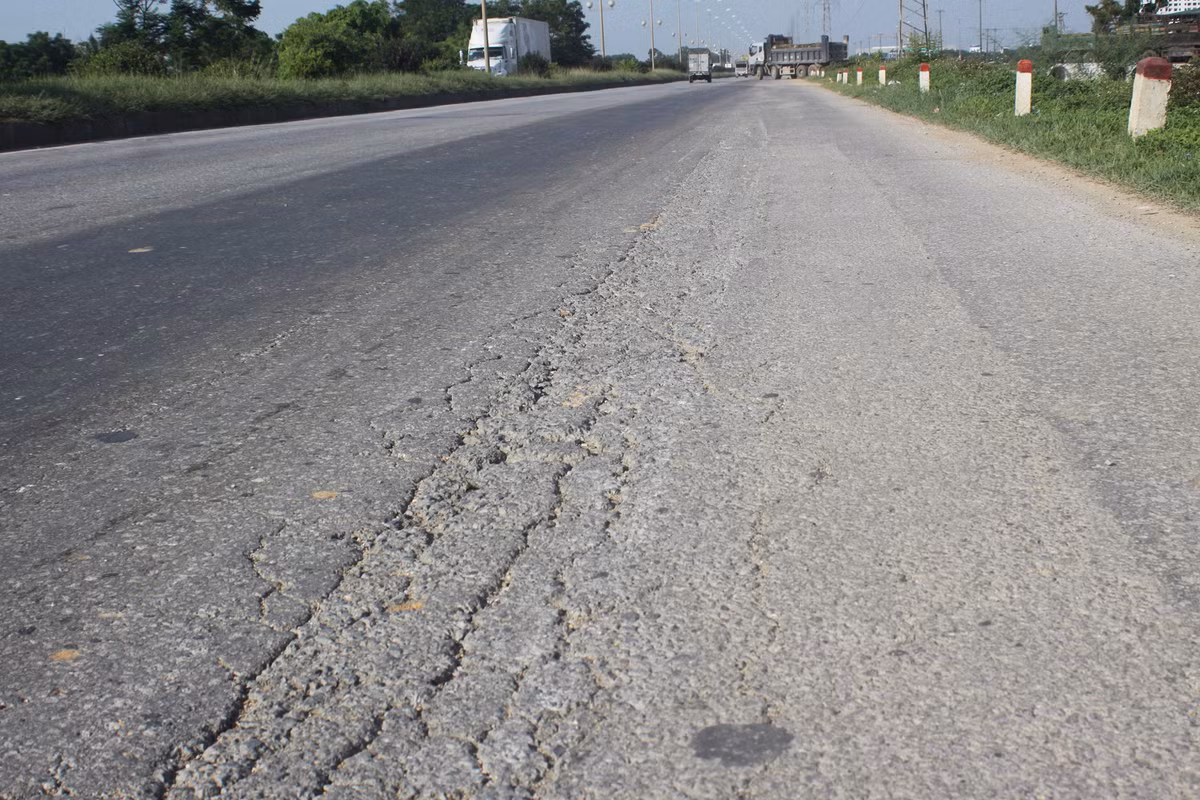 Tại nhiều đoạn, mặt đường bị nứt, xuống cấp nghiêm trọng. Gần như trên toàn bộ tuyến đường 10km cứ cách vài mét lại xuất hiện đoạn đường nứt, bong tróc lớp nhựa. Mỗi đoạn hư hỏng như trên kéo dài từ 5 đến 10m, rộng hơn 1m, có nơi tình trạng mặt đường bong tróc, lún, nứt bao nguyên cả đoạn đường.