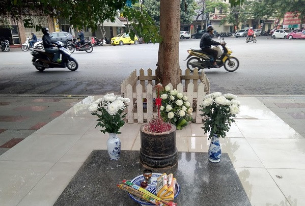 Ngoi mieu nho tren via he he lo su nhiem mau cua ba chua Nam Phuong