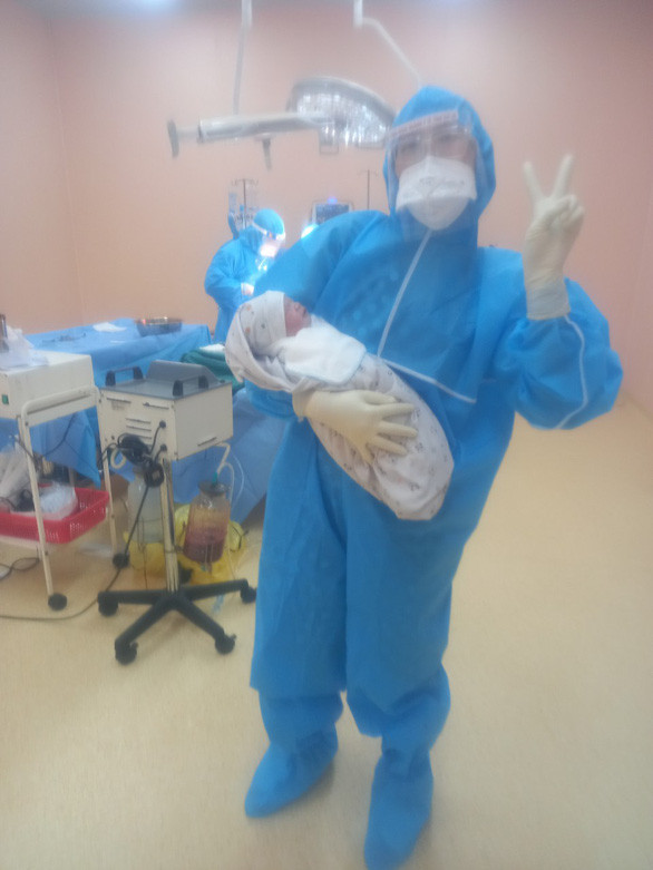 Trước đó, tỉnh Gia Lai đón một thai phụ tuần thứ 36 từ các tỉnh phía Nam về tỉnh và được đưa đi cách ly. Ngày 26/7, xét nghiệm sàng lọc phát hiện cô dương tính với COVID-19, F0 mã số bệnh nhân 109113.