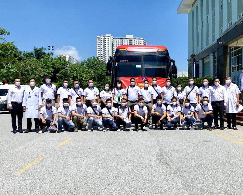 Vụ trưởng Nguyễn Hồng Sơn thông tin, 8 bệnh viện trực thuộc Bộ Y tế đã lên danh sách cử 450-500 chuyên gia, bác sĩ, điều dưỡng, kỹ thuật viên… vào TP Hồ Chí Minh và các tỉnh Bình Dương, Long An, Đồng Nai để đồng hành cùng các đồng nghiệp chống dịch. Chỉ sau 1 ngày, Bộ Y tế đã làm việc, gửi công văn huy động được khoảng 2.250- 2.300 cán bộ, chuyên gia, y bác sĩ và học sinh, sinh viên thuộc các đơn vị của Bộ Y tế tình nguyện vào TP Hồ Chí Minh và 3 địa phương trên phục vụ các hoạt động lấy mẫu, xét nghiệm và điều trị.