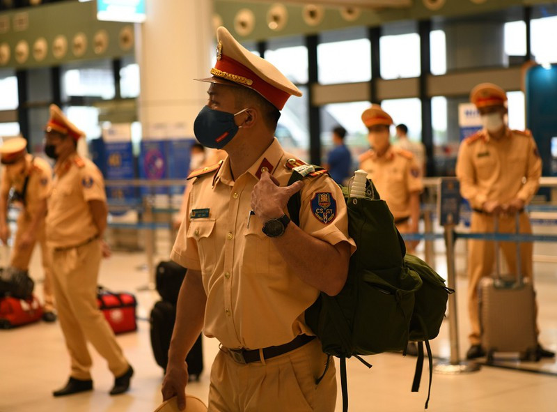 Sáng 21/8, tại Sân bay quốc tế Nội Bài, Cục CSGT (C08, Bộ Công an) tổ chức lễ xuất quân, tăng cường cán bộ chiến sĩ thực hiện nhiệm vụ bảo đảm trật tự an toàn giao thông và phòng chống dịch bệnh tại TP.HCM. Theo đó, 37 cán bộ chiến sĩ thuộc Cục CSGT được điều động chi viện cho TP.HCM. Tất cả các chiến sĩ đều đảm bảo về sức khỏe, được tiêm phòng đủ hai mũi vắc xin COVID-19, xét nghiệm âm tính.