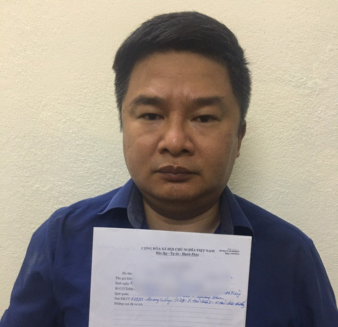 Tự xưng "công an chìm" để lừa đảo xin việc tại khu công nghệ cao: Văn Hữu Tưởng (SN 1978, trú phường Hải Châu 1, quận Hải Châu) tự xưng mình tên Dũng, hiện đang là "Công an chìm", đang thực hiện nhiều nhiệm vụ bí mật và hứa xin việc làm cho anh Đức. Ngày 27/7, Tưởng bị Công an phường Hòa Minh bắt quả tang khi đang nhận 5 triệu đồng của bị hại. (Ảnh: NLĐ) 